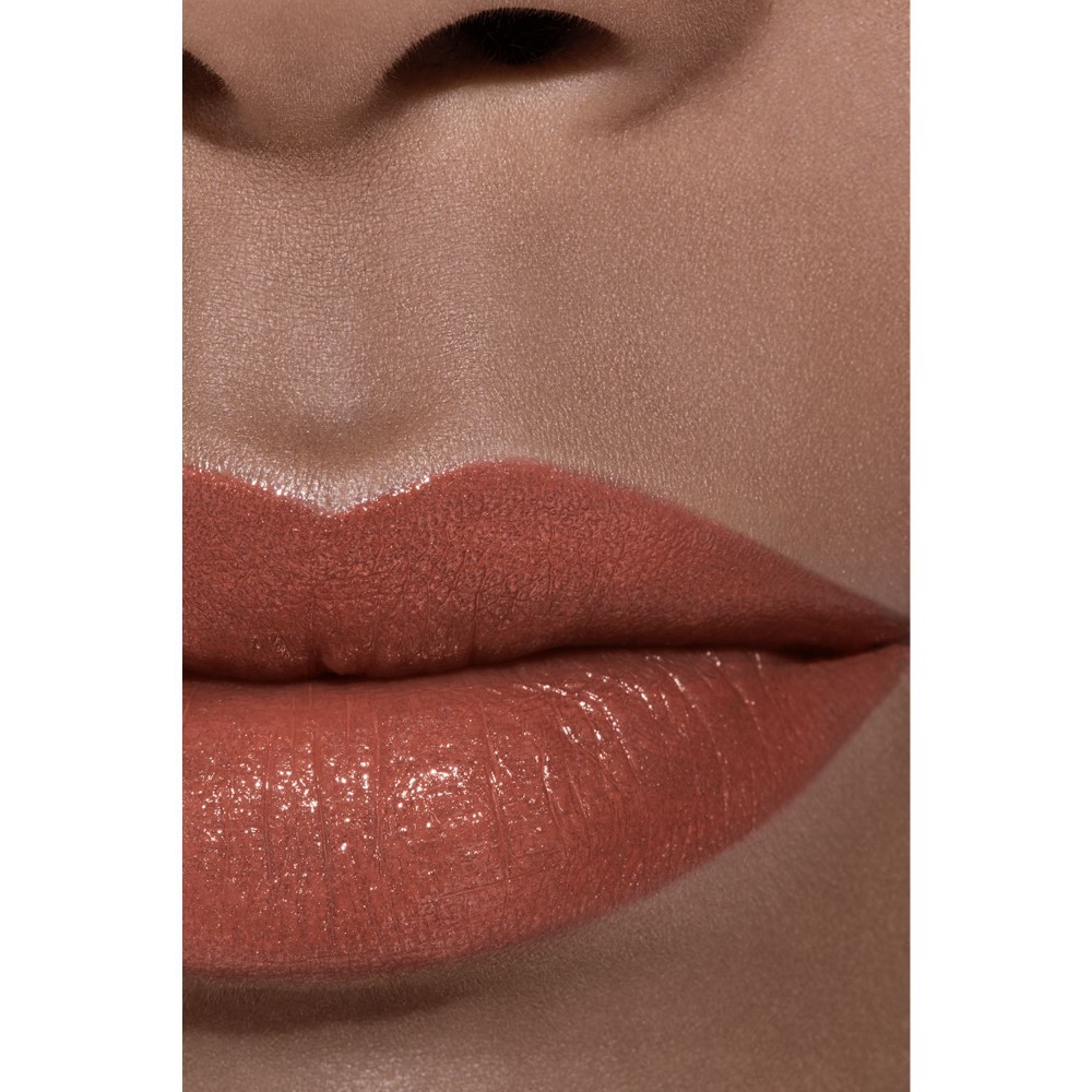 LA BARRA DE LABIOS SATINADA DE LARGA DURACI&Oacute;N, TRATAMIENTO HIDRATANTE Y ALISANTE